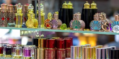 Barevné lahvičky s oleji ve skleněné vitríně