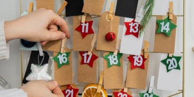 Ručně vyrobené pytlíčky adventního kalendáře s čísly