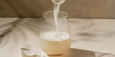 Sypání kolagenu do vody