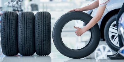 Muž přezouvá pneumatiku na autě