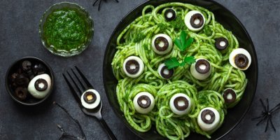 Zelené špagety s oky z vajíček a mozzarelly