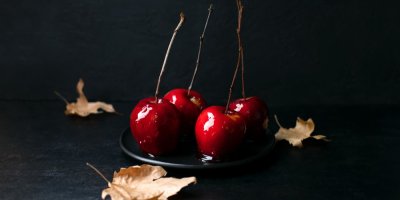 Karamelizovaná jablka na černém talíři