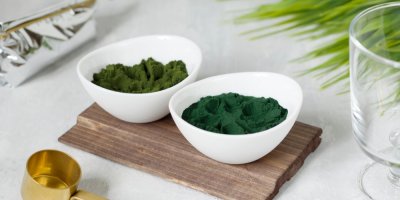 Dvě porcelánové mističky se zelenými prášky