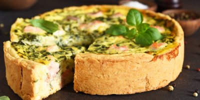 Slaný koláč s lososem a špenátem