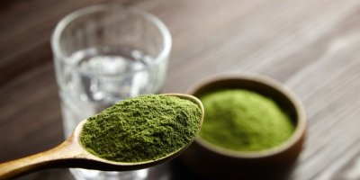 Lžička se zeleným práškem