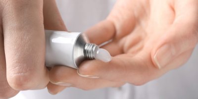 Vytlačování masti z tuby na prst