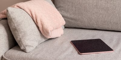 Textilní sedačka s tabletem a dekou