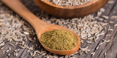 Mletý kmín římský na dřevěné lžíci