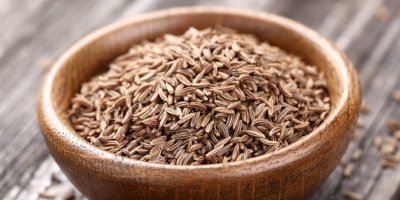 Kmín v dřevěné misce