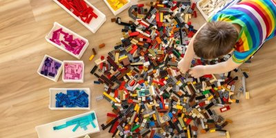Dítě třídí kostky lega podle barev