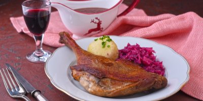 Pečené husí stehno se zelím a sklenkou červeného vína