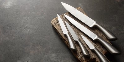 Kovové nože na dřevěném prkénku