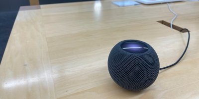 Černý hlasový asistent na stole