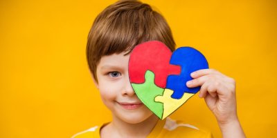 Chlapec drží srdce