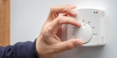 Ruka ladí termostat