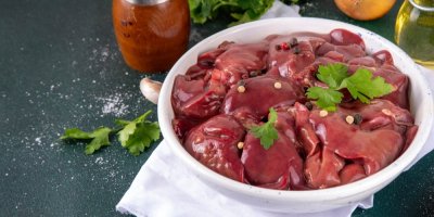 Syrová játra v míse