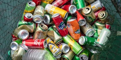 Použité plechovky na hromadě