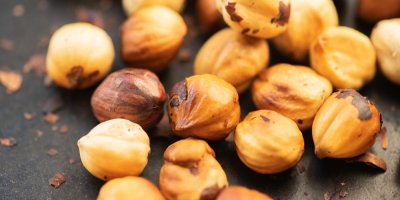 Pražené lískové ořechy