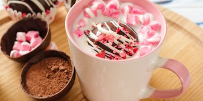 Čoko bomba v hrnku s mlékem