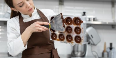 Kuchařka drží formu na čokoládové bomby