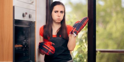 Kuchařka zklamaná spáleným cukrovím v troubě