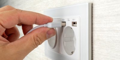 Zasouvání USB do zásuvky