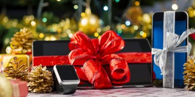 Chytré telefony a hodinky ozdobené mašlemi