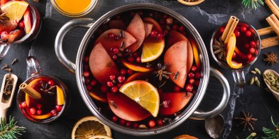 Hrnec se svařeným červeným vínem plným koření a ovoce