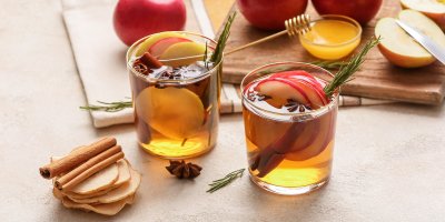 Dvě sklenice svařeného bílého vína s jablky