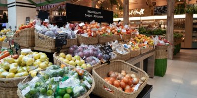 Vystavená zelenina v supermarketu