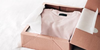 Zabalené triko v krabici s papírem