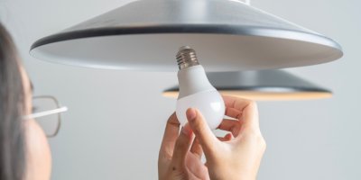 Vyměňování žárovky ve světle