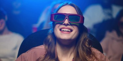 Žena s 3D brýlemi v kině