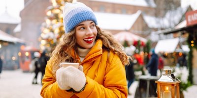 Žena v zimě na trzích