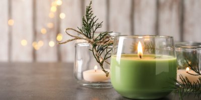 Zapálená zelená svíčka a dekorace