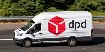Dodávka služby DPD jedoucí po silnici