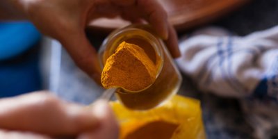 Nabírání kari v prášku