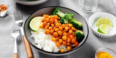 Cizrna na kari s rýží a brokolicí