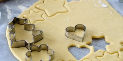 Vykrajování lineckého cukroví z těsta