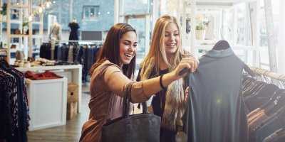 Dvě ženy nakupují oblečení