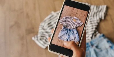 Žena fotí oblečení na bazar