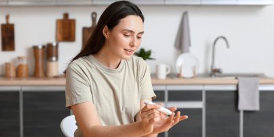 Žena si odebírá krev z prstu