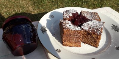 Pocukrovaná buchta na talíři