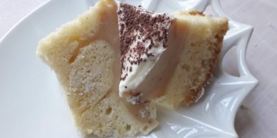 Mokrá pudinková buchta na talíři