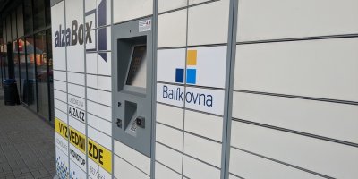Záběr na výdejní AlzaBox, který umožňuje i výdej pro službu Balíkovna.