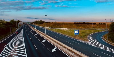 Dálnice s odbočovacím pruhem