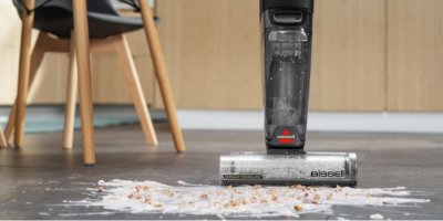 Poradí si s většími nečistotami, jako jsou stopy od bláta, rozlité mléko, ale i rozsypané suroviny v kuchyni