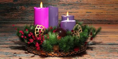 Adventní věnec se třemi fialovými a jednou růžovou svíčkou