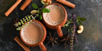 Masala chai v hrníčkách servírované se skořicí