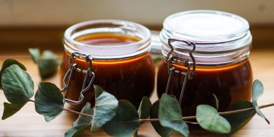 Dvě sklenice se slaným karamelem